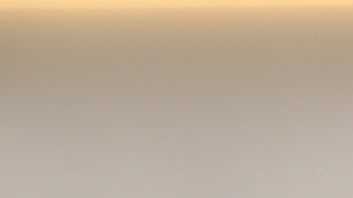 El pepino es una de las frutas más refrescantes que puedes consumir durante el verano y añadir rodajas en una jarra con agua es fenomenal.