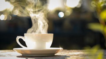 Te sorprenderá saber que, la combinación de agua fría y café caliente, proviene de la cultura italiana y se remonta al siglo XX.