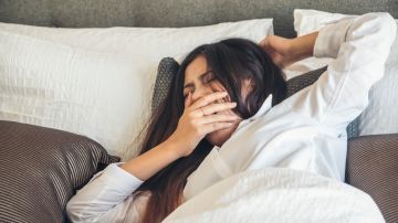 La sensación de cansancio justo al despertar puede estar asociada a un embotamiento mental, sobre todo cuando te duermes tarde o lo haces pocas horas.