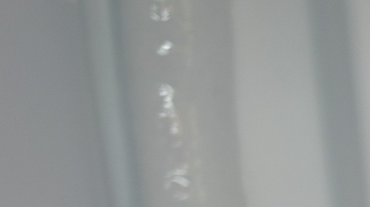 Para limpiar el refrigerador por dentro, una vez que esté descongelado, puedes usar una mezcla de bicarbonato de sodio y agua.