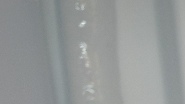 Para limpiar el refrigerador por dentro, una vez que esté descongelado, puedes usar una mezcla de bicarbonato de sodio y agua.