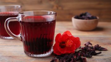 Lo más recomendable es beber la flor de Jamaica en infusión, es decir, caliente, pero también es válido como té frío.