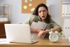 Organiza tu día laboral en función del tiempo y las tareas pendientes, porque trabajar más horas de lo estipulado, literalmente te desgasta.