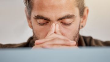 El síntoma de estrés más común es el dolor de cabeza y la tensión muscular, pero hay otros malestares mucho más "silenciosos" e incluso dañinos.