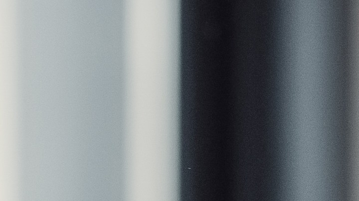 Aunque sospechar que tu pareja sea gay, puede ser duro, recuerda que esa persona también atraviesa por un difícil proceso.