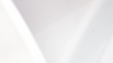 Cuando la ropa se humedece y se amontona por mucho tiempo, favorece el crecimiento de microorganismos que causan ese mal olor.