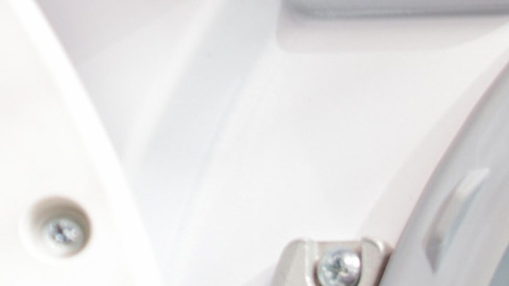 Cuando la ropa se humedece y se amontona por mucho tiempo, favorece el crecimiento de microorganismos que causan ese mal olor.