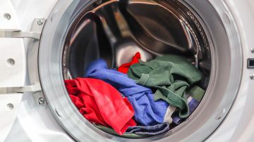 Cuando la ropa se humedece y se amontona por mucho tiempo, favorece el crecimiento de microorganismos que causan ese mal olor.