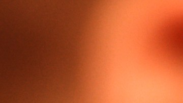 Conversar con otro hombre, frente a él, ya es suficiente para que los celos comiencen a latir con fuerza.