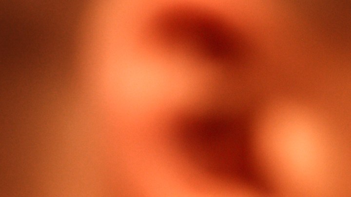 Conversar con otro hombre, frente a él, ya es suficiente para que los celos comiencen a latir con fuerza.