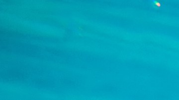 Es recomendable el uso de lentes de piscina para ver bajo el agua, y si no cuentes con ellos, trata de mantenerlos cerrados.