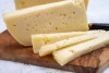 Debido a que son elaborados con leche, si esta no es pasteurizada, el queso se convierte en un alimento que podría provocar intoxicación alimentaria.