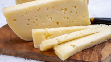 Debido a que son elaborados con leche, si esta no es pasteurizada, el queso se convierte en un alimento que podría provocar intoxicación alimentaria.