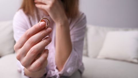 De acuerdo a una encuesta con mujeres divorciadas, el 27% admitió que guarda en un cajón su anillo de bodas, pero sin la intención de usarlo.