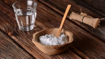 El bicarbonato de sodio es un remedio casero que nunca falla cuando se trata de limpieza y absorción de malos olores.