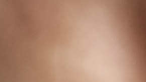 Cuando vayas a cortar la sandía, hazlo sin ningún tipo de prisa, porque vas a necesitar un cuchillo grande y es peligroso si se utiliza con distracciones o apuros.