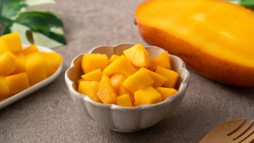 Aunque es delicioso, el mango es una de las frutas más dulces que puedes consumir, dándote hasta 46 gramos de azúcar por pieza.