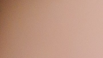 El hilo dental ayuda a eliminar la placa debajo de las encías, reducir el dolor de las mismas y prevenir la gingivitis.