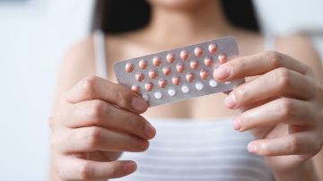 Las pastillas anticonceptivas incluyen una combinación de hormonas sintéticas, como estrógeno y progestina.