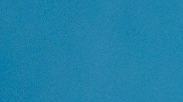 Cuando te aferras a alguien que no te ama, al final de día te irás a la cama triste, pensando que "mañana será más bonito".