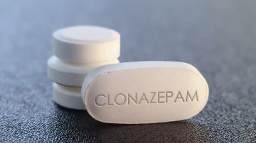 El clonazepam se utiliza para tratar síntomas de ansiedad y depresión, pero también actúa como anticonvulsivo, por sus efectos sedantes.