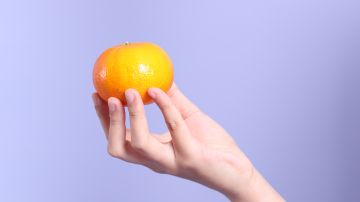 Cabe aclarar que el "romántico" método se aplica con una naranja, debido a la facilidad de retirar la cáscara.