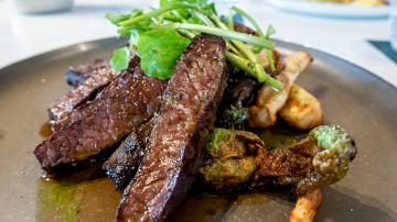 La carne roja puede estar muy bien cocida, pero las proteínas que ofrece a tu cuerpo pueden ser difíciles de procesar.