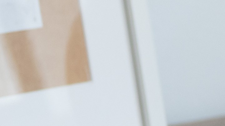 Una vez que creas el hábito y hallas las técnicas, relajarte en casa después de un día complicado será más fácil.