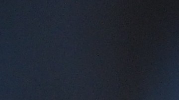 A menos que seas muy cuidadoso, con una pinza podrías romper la punta de la astilla, sin que haya salido.