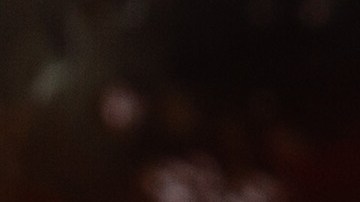 La fruta se clava en un pincho de madera y se "baña" en el ardiente caramelo, obteniendo una textura crocante, de "cristal".