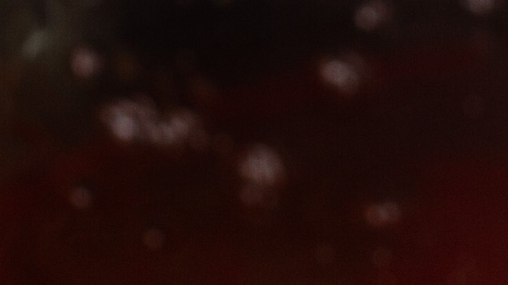 La fruta se clava en un pincho de madera y se "baña" en el ardiente caramelo, obteniendo una textura crocante, de "cristal".