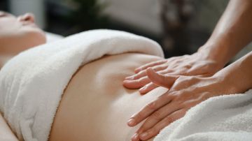 Durante el masaje de fertilidad, se estimula el abdomen, el útero, las trompas de Falopio, los ovarios y el hígado.