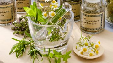 Al tratarse de ingredientes naturales, seguro que el romero y la manzanilla serán bien recibidos por tu piel.