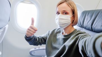 Además de usar mascarilla, hay otras medidas que pueden servirte para evitar infecciones en un avión.