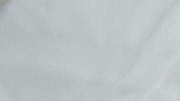 Tener una buena temperatura en la habitación permite que los abrazos de pareja al dormir sean más cómodos.