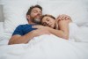 Tener una buena temperatura en la habitación permite que los abrazos de pareja al dormir sean más cómodos.