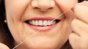 El uso de hilo dental durante la menopausia es esencial para combatir posibles afecciones bucales.