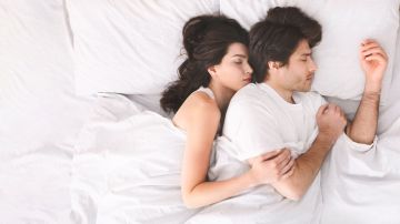 Dormir abrazados o uno encima del otro no funciona en todas las relaciones de pareja.