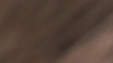 Durante un primer beso, vive el acercamiento de las bocas, con cierta privacidad, haciendo contacto visual, sonriendo y dejándote llevar.