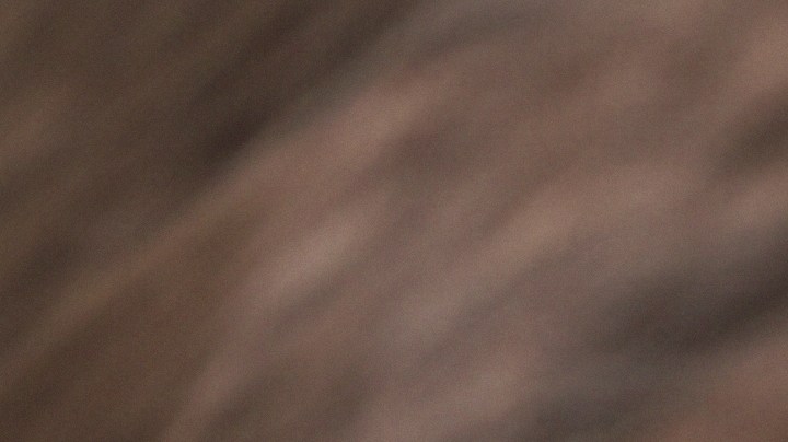 Durante un primer beso, vive el acercamiento de las bocas, con cierta privacidad, haciendo contacto visual, sonriendo y dejándote llevar.