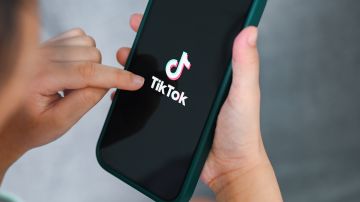 Los peligrosos retos virales de TikTok continúan al alcance de los menores de edad.