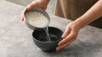 "Ricempic" es el agua almidonada sobrante que se usa para remojar el arroz, mezclada con jugo de limón.