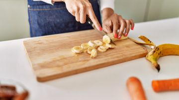 Al cortar frutas y verduras, el cuchillo transfiere bacterias desde el alimento hacia la tabla de cortar.