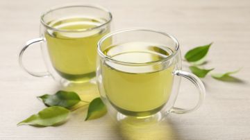 La clave del té verde para contrarrestar el sarro estaría en su alto contenido de antioxidantes, vitamina C y vitamina E.