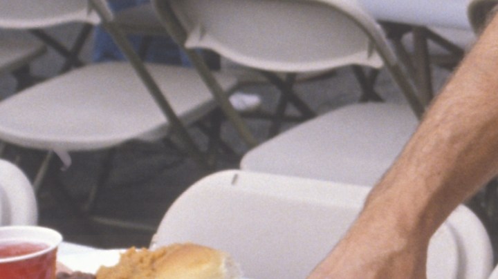 En caso de que conozcas a alguien con graves problemas económicos o se encuentra en situación de calle, invítale a participar contigo.