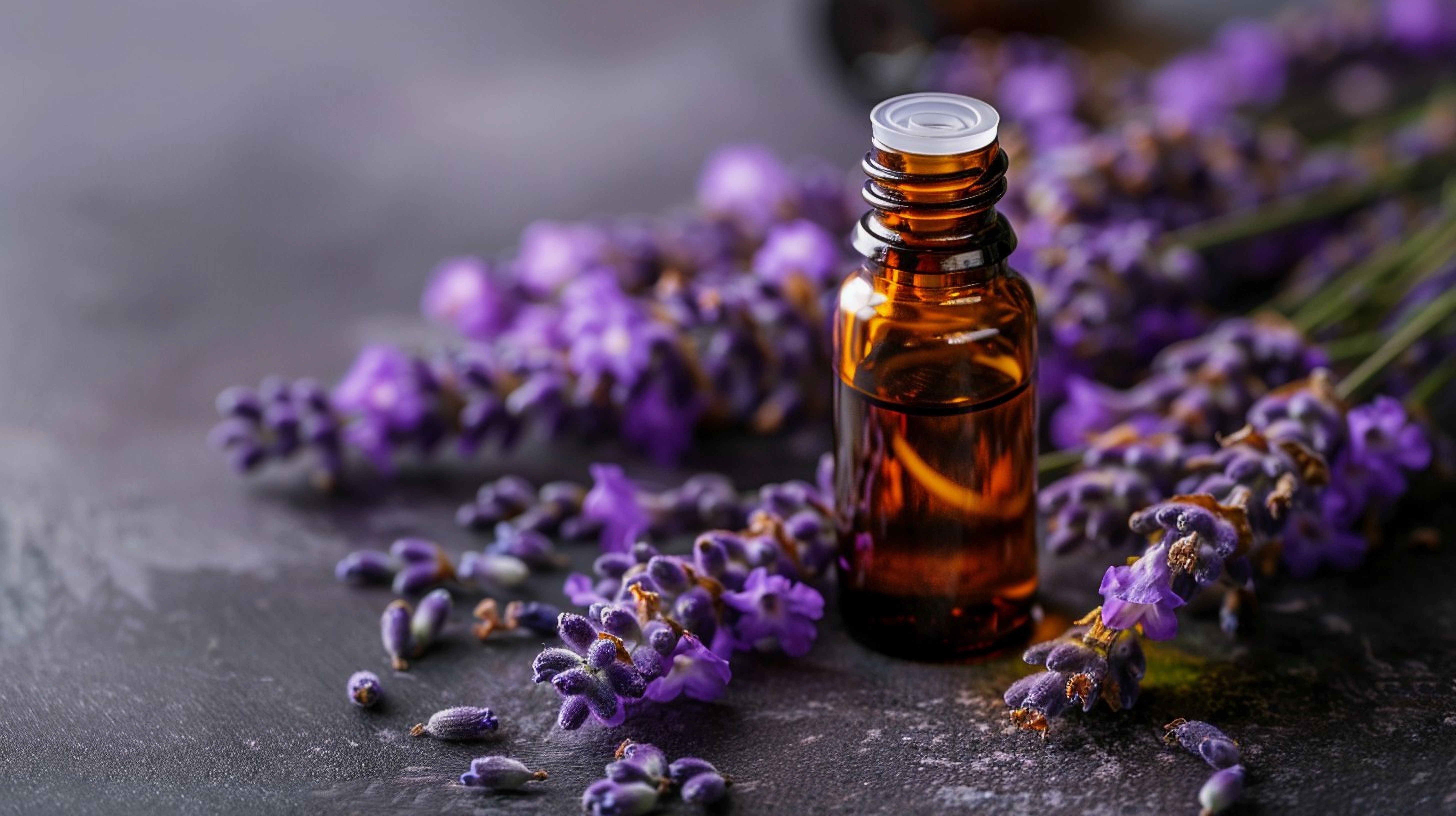 El aceite de lavanda también posee propiedades relajantes que son usadas con fines terapéuticos.