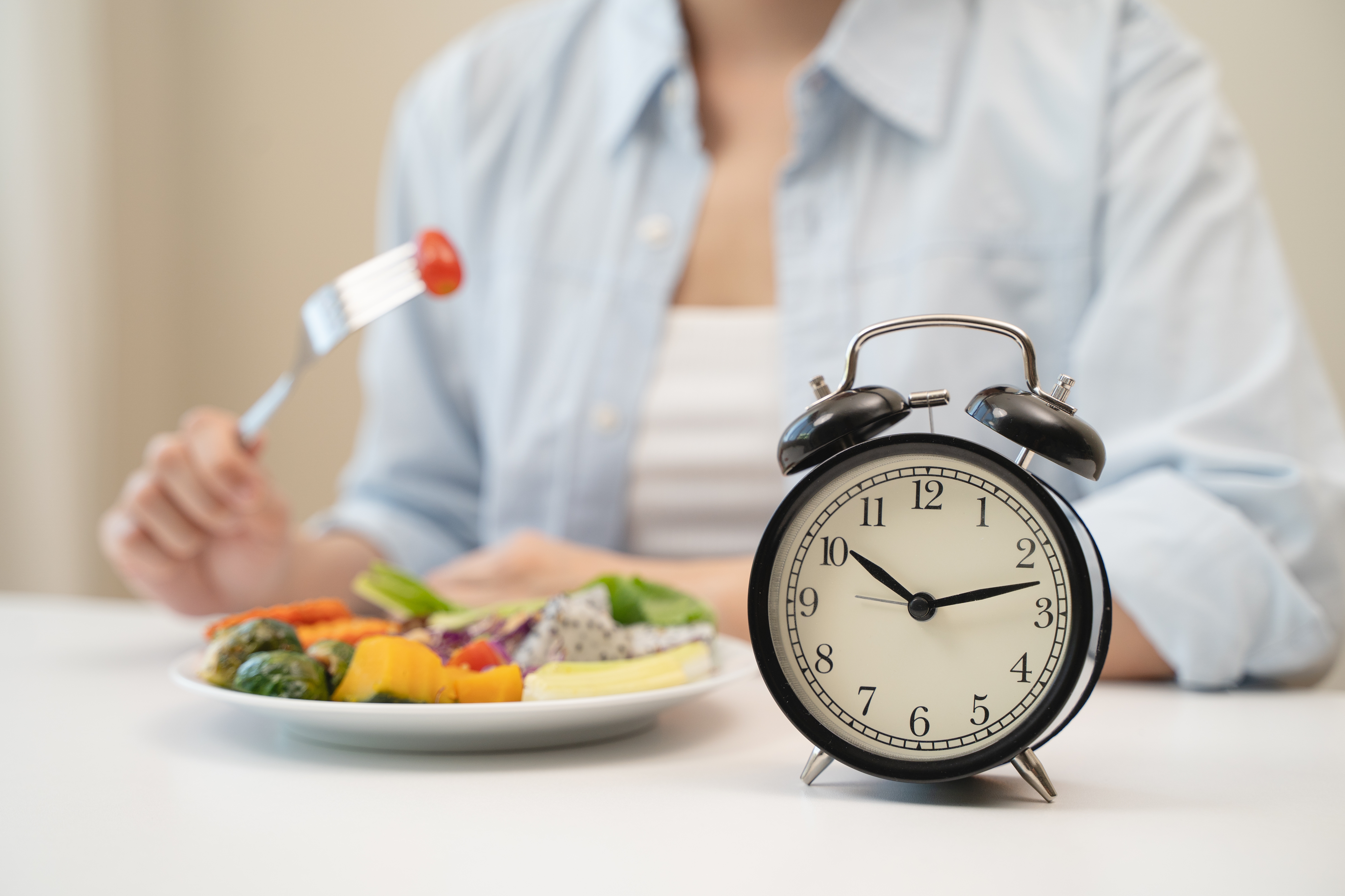 El ayuno intermitente limita las horas de comida.