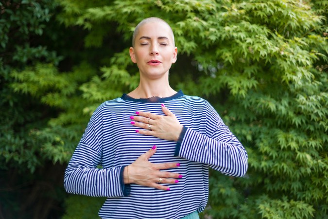 La meditación reduce los niveles de estrés y ansiedad.