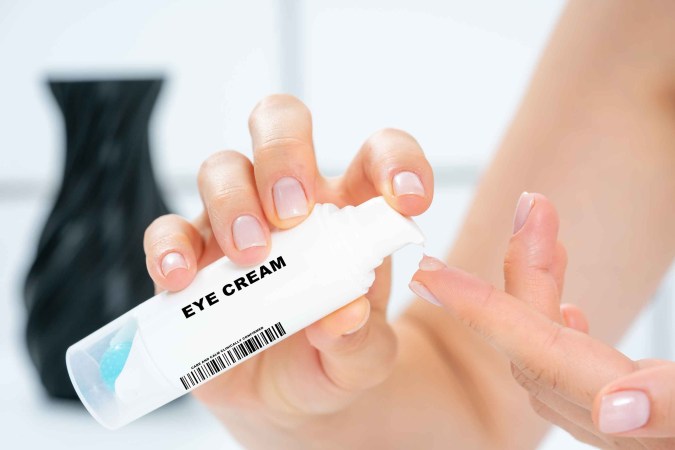 Los productos que incluyen cafeína ayudan a reducir las ojeras.