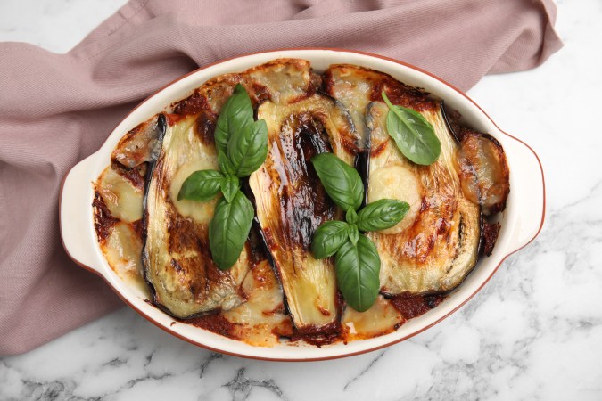 El pasticho de berenjena contiene menos calorías.